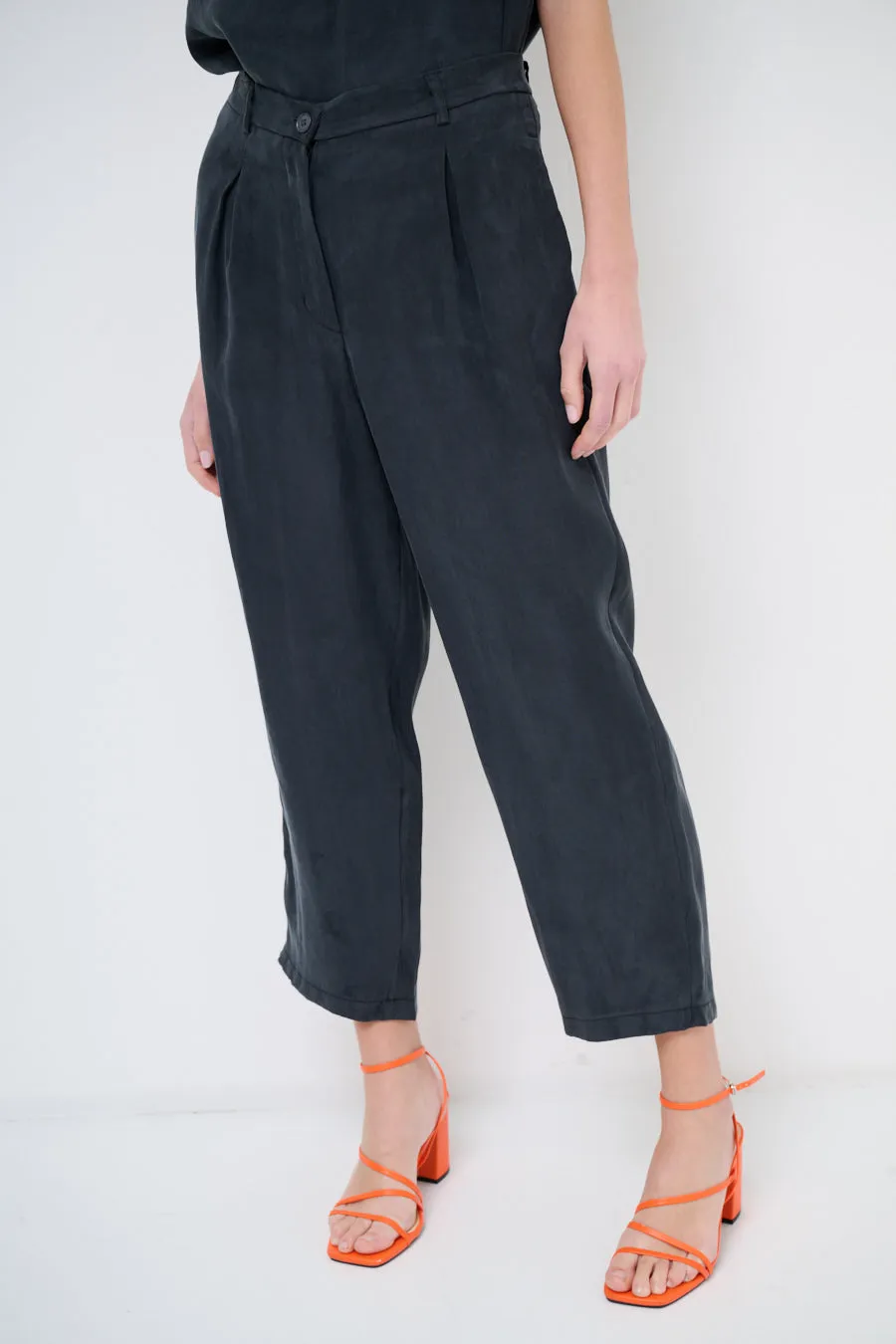 Relaxed cropped trousers with pleated detailing wholesale