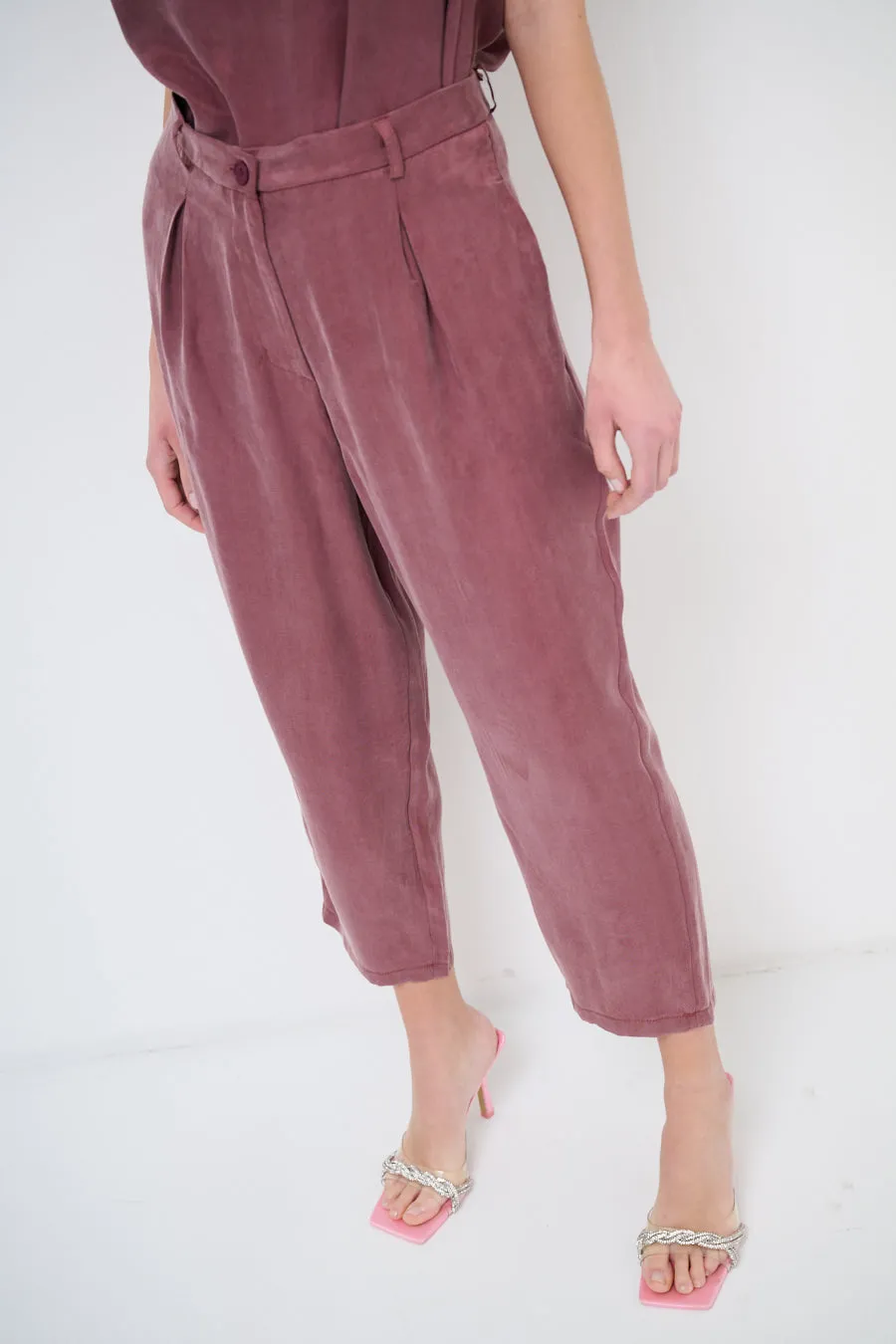 Relaxed cropped trousers with pleated detailing wholesale