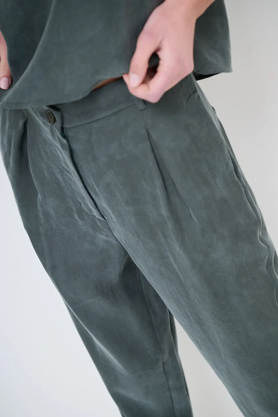 Relaxed cropped trousers with pleated detailing wholesale