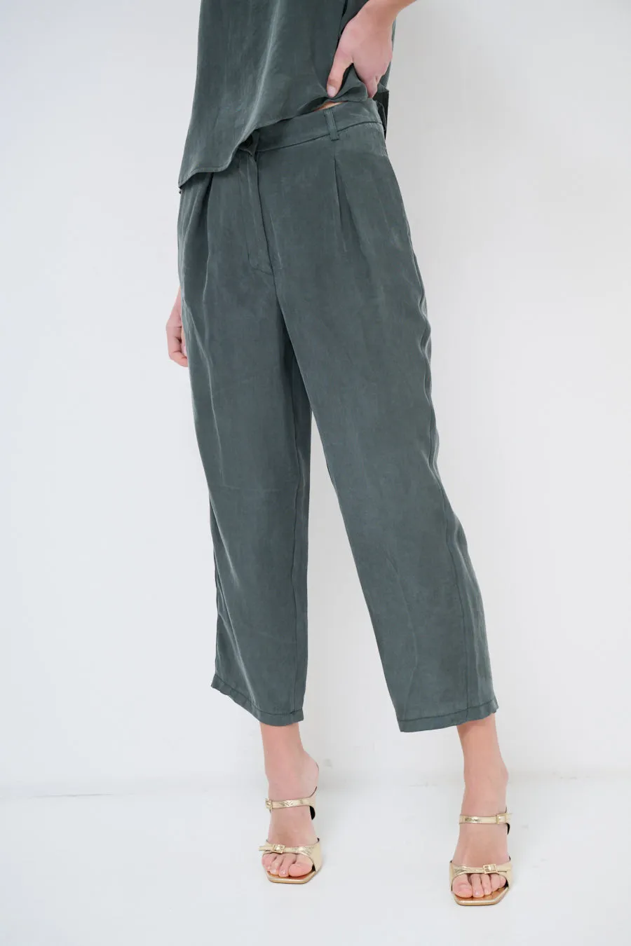Relaxed cropped trousers with pleated detailing wholesale