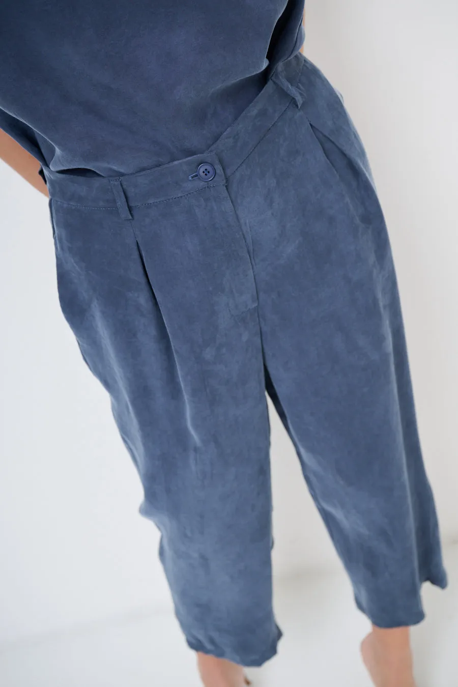 Relaxed cropped trousers with pleated detailing wholesale