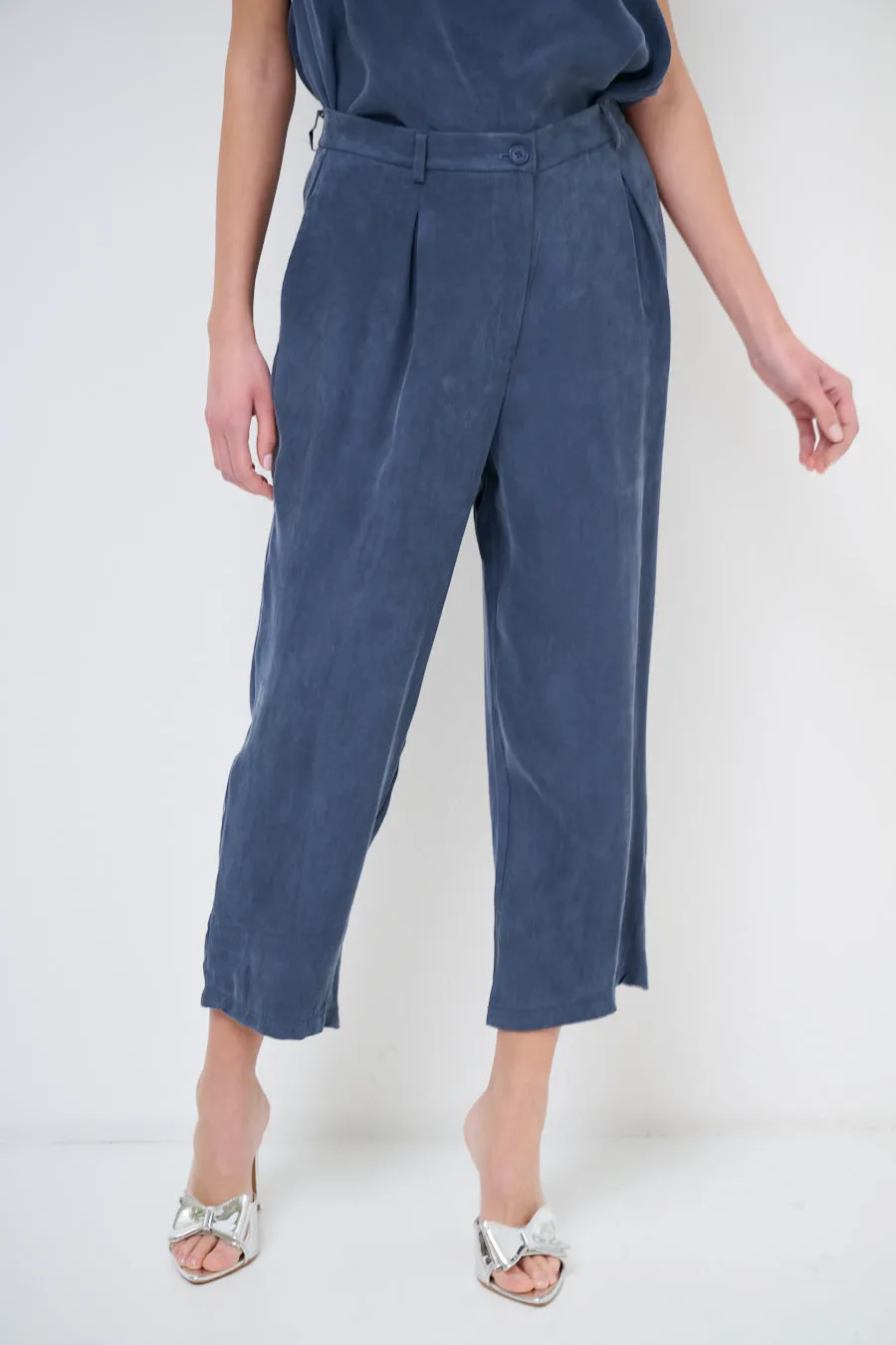 Relaxed cropped trousers with pleated detailing wholesale