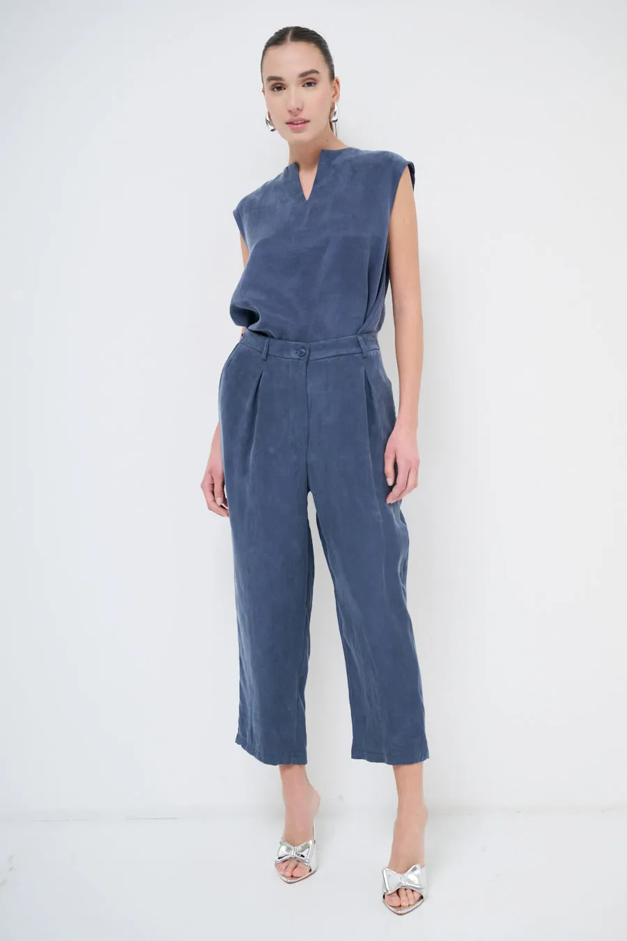 Relaxed cropped trousers with pleated detailing wholesale