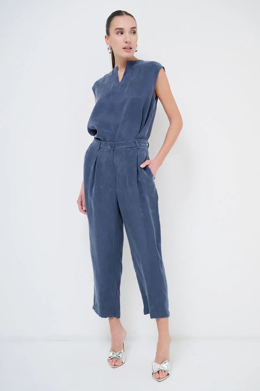 Relaxed cropped trousers with pleated detailing wholesale