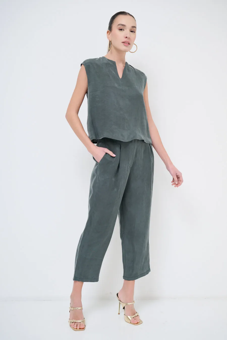 Relaxed cropped trousers with pleated detailing wholesale